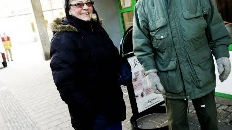 INGA PROBLEM. Makarna Boel och Olov Hedström från Svartöstaden har busskort och störs inte av biljettstrulet. Foto: Linn Kangas Fantenberg