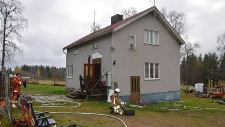 RÖKUTVECKLING. Räddningstjänsten i Gällivare larmades ut till en villa i Palohurnas på lördagsmorgonen efter att fastighetsägaren känt röklukt. Foto: Kenth Bergmark
