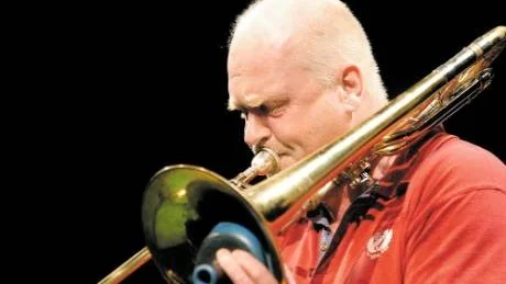 FESTIVALAKTUELL. Black Island Stompers, med Björn Sjöö på trombon och sång, spelar på jazzfestivalen i Jakobstad.  Foto: ROLAND S LUNDSTRÖM