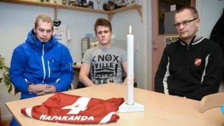 SÖRJER. Hela Haparanda FF sörjer sin lagkamrat William Borg som omkom natten mot söndagen. På bild Mikael Mustajärvi, Robin Parviainen Saxerud och tränaren Jouko Liakka. På bordet framför dem ligger Williams matchtröja.
