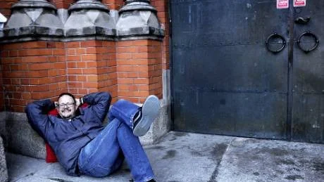 GLIMT. Men är det inte pastorn som ligger där utanför kyrkporten ...? En härlig humor och glimten i ögat har Stefan Widman. Men nej, någon övernattning vare sig vid port eller i kyrkbänk blir det inte natten till juldagen. Nu litar han till sin väckare, familj och goda vänner.Foto: Håkan Gidlöw