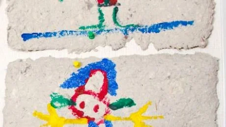 Foto: Håkan Zerpe.  KRETSLOPPET. Här har barnen målat på papper som de själva tillverkat med återvunnet papper som bas.