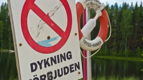 SÄKERHETEN FÖRST. Ligger det stålrör under ytan finns det verkligen anledning att inte dyka.