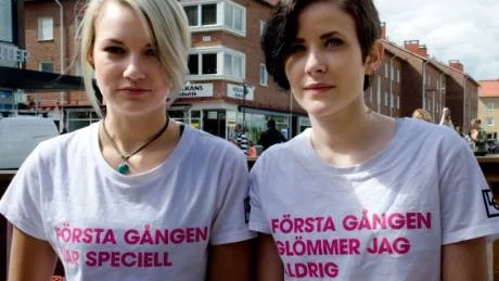 FÄLTPATRULLEN. Sanna Wikström och Emmelie Hedström, LO/Handels, har under veckan gett råd till sommarjobbande ungdomar på arbetsplatser i länet.