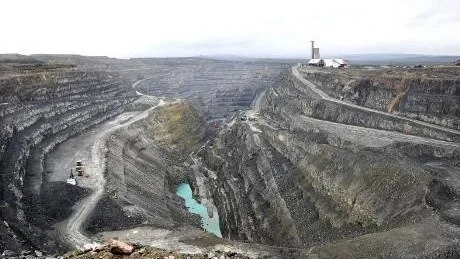 ÖKAR. I Aitik finns planer på en expansion från dagens 33 miljoner ton kopparmalm till 45 miljoner ton malm per år, men även förutsättningarna för en senare expansion upp till 65 miljoner ton malm per år.