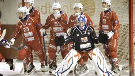 FÖRLORARE. Kalix Bandy hade en tung fredagskväll när laget förlorade mot topplaget Sandviken med hela 3-9. Foto: Thord Nilsson