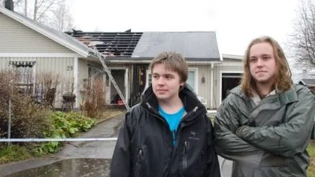 DRAMATISK. Jonathan och Christian Paaso hade en dramatisk morgon när det brann i familjens hus på Artillerivägen i Boden. De kunde rädda sig ut genom en dörr på baksidan av villan.