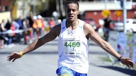 SKRÄLLSEGER. Joshua Turner, Gymnasiebyn, tog en oväntad seger på milloppet när han sprang snabbare än alla i klasserna Gymnasieutmaningen och Ferruformmilen.