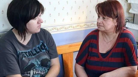 BEDRÖVLIGT. "Kent Ögren borde få smaka på sin egen medicin", säger Maj-Lis Fredriksson efter att hennes 80-åriga sjuka mor på grund av platsbrist tvingades att åka bårbil till Piteå mitt i natten för fortsatt vård. Dottern Linda Åhl håller med.