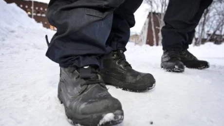 UTOMHUSARBETE. Det är inte alltför sällan som poliserna i yttre tjänst ägnar sig åt bland annat trafikkontroller, vilket innebär att de arbetar utomhus. På vintern kan det bli kyligt att stå ute och arbeta eftersom kängorna inte är fodrade.