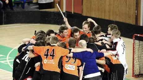 dubbel seger. IBK Luleå besegrade Hersö IBF med 6-4, vilket också betydde att laget vann division II och får kvala till ettan. "Laget är så pass bra att vi ska bara upp i ettan", säger målvakten Anton Karlsson.Foto: Roland S Lundström