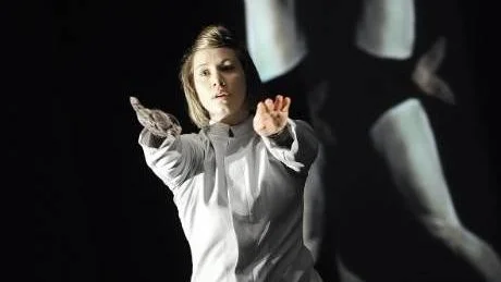 TEKNOLOGISKA MÖJLIGHETER. Koreografen Åsa Unander-Scharin knyter an till teknologins framtida möjligheter i dansföreställningen Artificial Body Voices. På bilden ses dansaren Moa Autio.