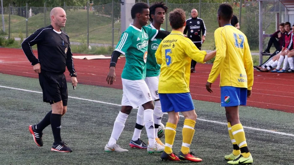 Hyllad. Domaren Tommy Mattsson får lovord av ÄIF-tränaren Robert Isaksson. "Det var tur att han kunde hålla ihop matchen".