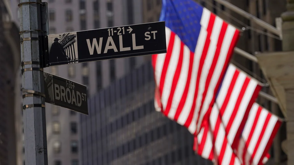Glada miner på den mytomspunna finansgatan Wall Street i New York. Arkivbild.