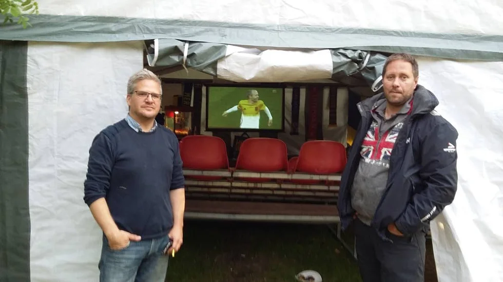 EM-TÄLT. Stefan Vikström (till vänster) och Nicklas Lundkvist visar upp EM-tältet som står på Stefans gård. För att bli insläppt krävs två saker: 1) att man vet vad offside är, 2) att man bara pratar fotboll.