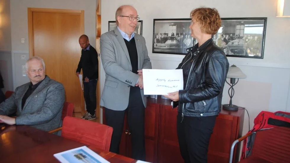 Roger Lindmark, Vattenfall Eldistribution AB är glad över samarbetet med Arjeplogs kommun. Här får Britta Flinkfeldt ta emot avtalet som innebär att bredbandsnätet samförläggs med Vattenfalls ombyggnad av elnätet.