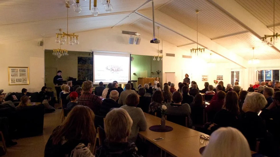 Fullsatt. Det fick dras in extra stolar för att rymma alla som ville lyssna på deras historia.