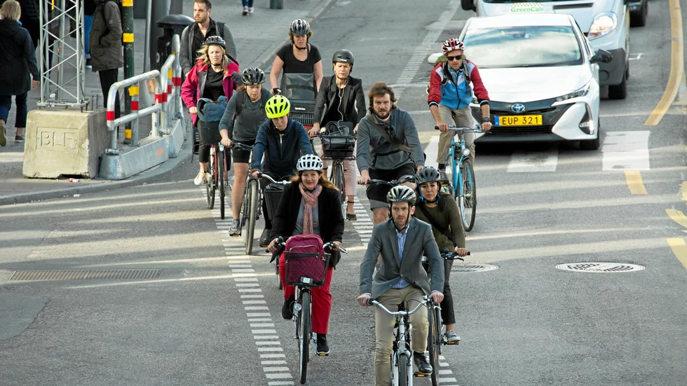 De flesta av oss är omväxlande gående, cyklande, kollektivresenärer eller bilister. Kör vi inte bil själva är vi beroende av biltransporter för service, bud, hantverk, hemtjänst etcetera. 