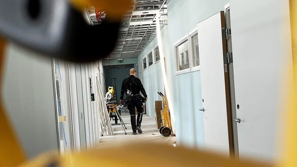 På Galleria Kvarnen i Mjölby byggs det för fullt för att få klart den nya vårdcentralen, men tidsplanen har fått skrivas om och målet är att den ska stå klar i november och öppna i januari.