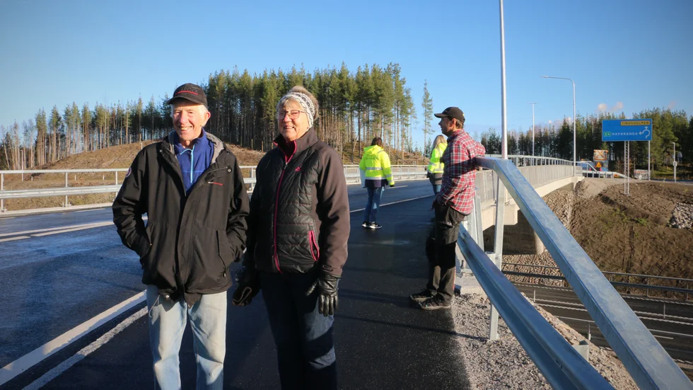 Ivar och Maj-Liss Grahn bor nära den nya trafikplatsen. "Vi har bott här i 55 år, så för oss är det här en stor dag", säger Maj-Liss Grahn.