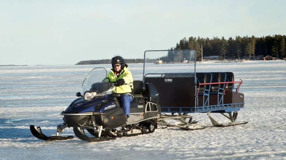 Snöskotertur. För två veckor sedan överraskades turistekipaget av flödvatten ute vid Stor-Räbben. (Arkivbild)