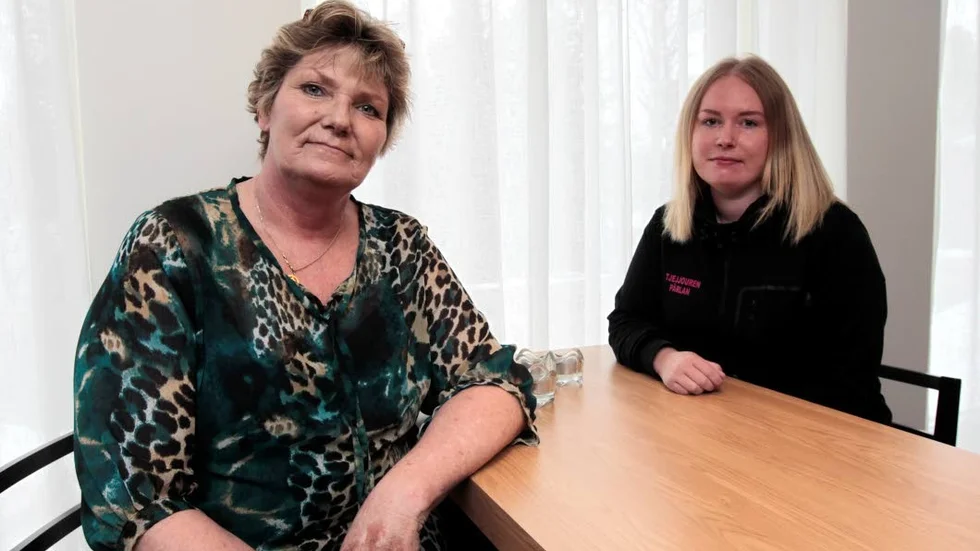 Livsberättelse. Annika Östberg togs emot av kvinnojourens Desiree Berg innan före­läsningen.