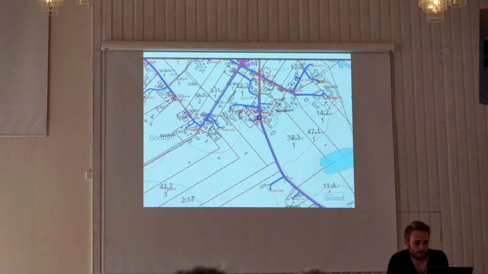 Kartor. I detaljprojekteringen ingår bland annat att bestämma vilken väg som blir den bästa att lägga fiberkabeln. Höger eller vänster sida av vägen, en eller annan sida av husknuten. Projektören Sebastian Hällström visar prov på hur en sådan karta kan se ut när den är färdig.