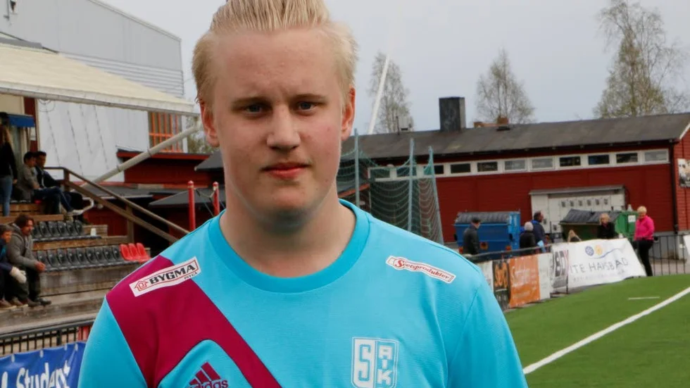 MATCHVINNARE. Storfors målvakt Per Viderberg gjorde en kanonmatch mot Infjärden i division 4-derbyt. Storfors vann med matchens enda mål.
