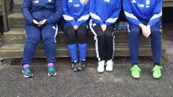 NYTT. Öjebyn har många nya spelare i laget. Här några som kommer utifrån, övre raden från vänster; Emilia Häggbom, Felicia Åkerström, Emma Eriksson, Marika Andersson. Nedre raden: Jenny Andersson (tränare), Johanna Viklund, Josefin Andersson och Peter Lundman (tränare).