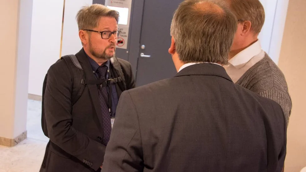 TRAGEDIN. Den 50-årige maken, skymd bakom målsägandebiträde Niklas Lundgren, i samtal med chefsåklagare Thomas Ennefors efter onsdagens rättegång.