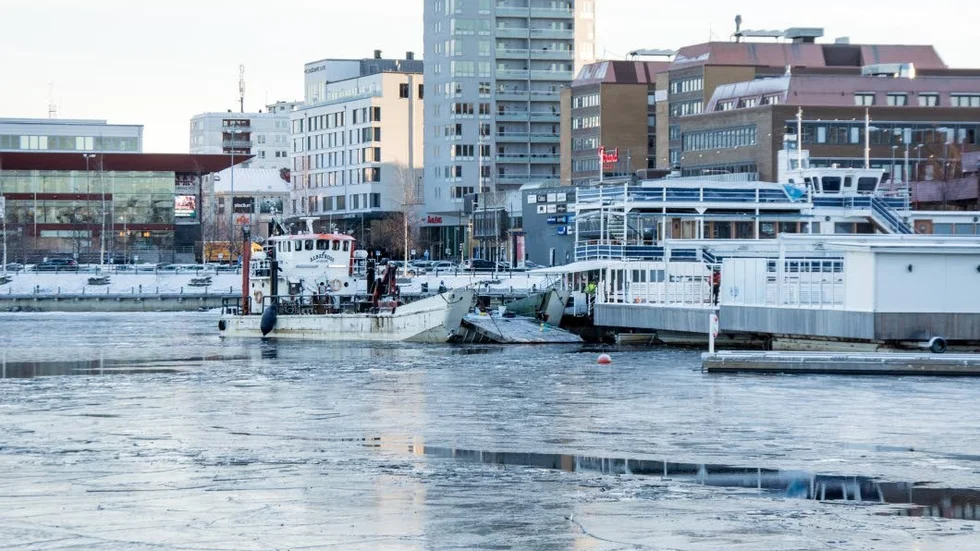 Båten. Dykabs båt gör restaurangbåten BBB klar för avfärd. Den ska tas upp för service.