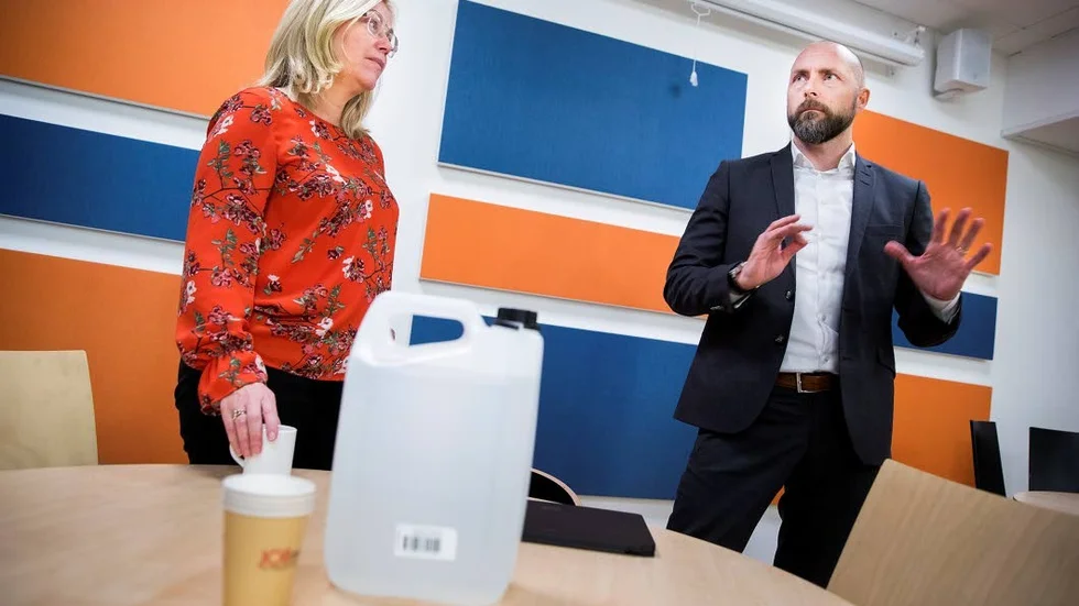 Vi tog med en dunk vatten till stadshuset och erbjöd stadsbyggnadsnämndens ordförande, Lenita Ericson, och Roger Danell, stadsbyggnadschef, att smaka på det. Båda avböjde dock. "Men jag ifrågasätter inte vad de säger. Säger de att vattnet smakar illa så litar jag på dem", säger Lenita Ericson.