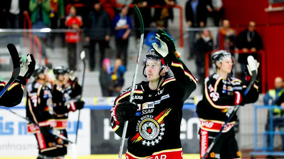 Tackar. Lucas Wallmark tackar Luleåpubliken. Totalt blev det tre säsonger i Luleå Hockey.