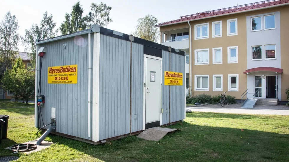 Ersättningstoa. En barack med två toaletter och två duschar är det som de boende är hänvisade till under de tre veckor långa renoveringen.