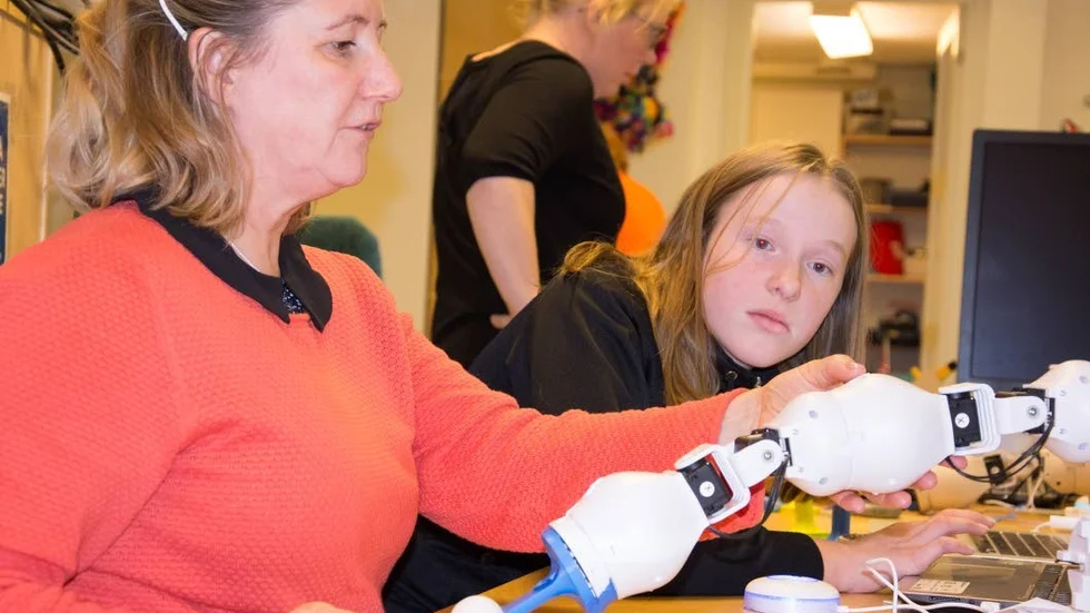 Nyy försök. AnnaLena Renquist och Nemi Nilede har programmerat roboten tillsammans.Tyvärr gick det inte som planerat så x och y behöver justeras.
