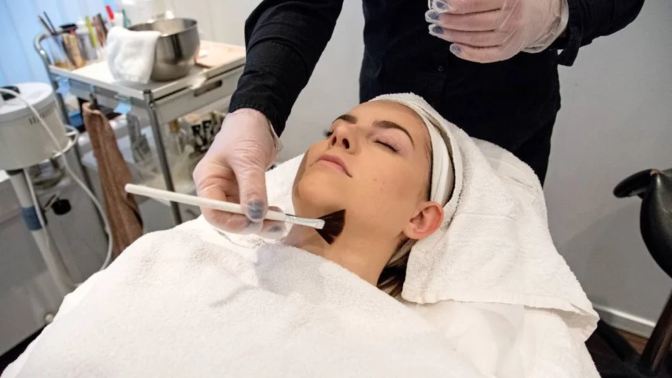 Ansiktsbehandling. Fler och fler tar hand om sig själva och prioriterar en behandling på salong, menar Agneta Engberg, hudterapeut på salong Lyxx i Luleå.