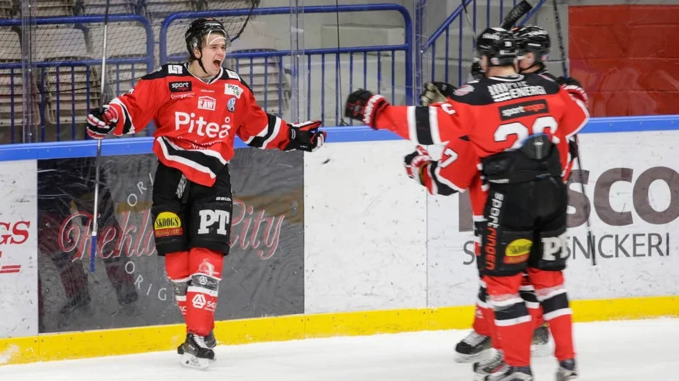 Jubel. Viktor Nilsson och Piteå Hockey fick jubla när man tog säsongens första seger hemma mot Lejon.
