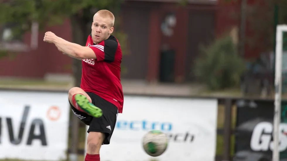 TRYGG KAPTEN. Lagkaptenen Daniel Gälman (bilden) bildar mittbackspar med Joel Waara.