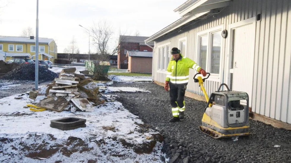 Ombyggnad. Bosse Nilsson, markarbetare på  HÖ Allbygg, förbereder marken runt de hus som Bodenbo ska bygga om till lägenheter. Nu strävar bostadsstiftelsen även efter att bygga nya hyreshus på flera ställen i Boden.