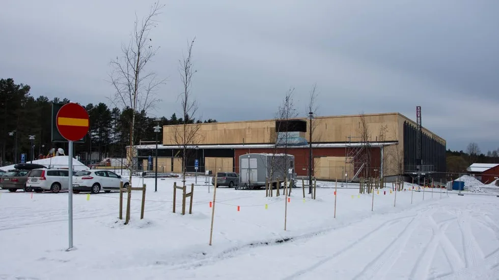 Försenat. Kronanhallen skulle ha öppnats i februari 2018, men nu ger kommunen beskedet att det inte blir förrän till hösten 2018. Sättningar i bottenplattan har försenat bygget.
