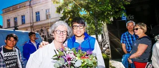 Namnunderskrifter lämnas över