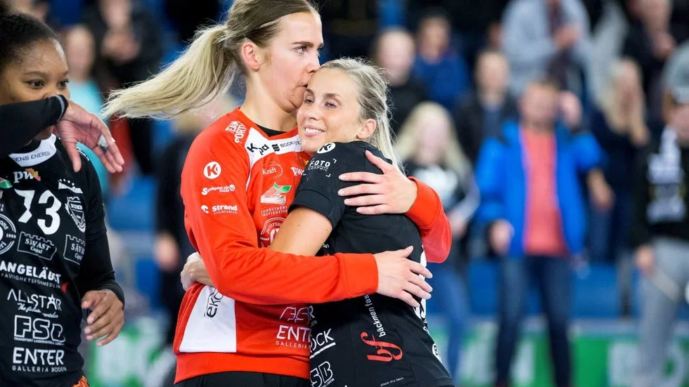 Sofie Svarrer Hansen kramar om Emmy Nordmark efter vinsten.