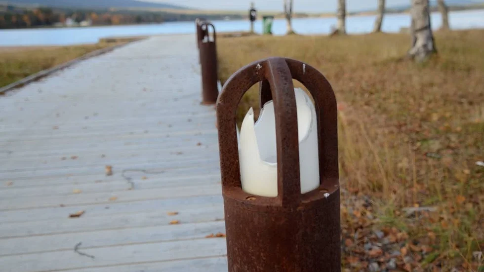 Förstört. Sandviken är ofta utsatt. Senast har 14 lampor blivit vandaliserade.