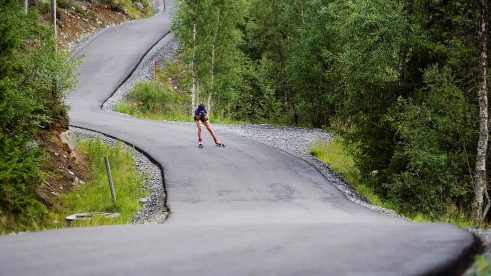 krokig. Sofia Henrikssons försäsong har inte varit en spikrak väg. Hon har stött på en del kurvor och uppförsbackar på vägen mot storformen.