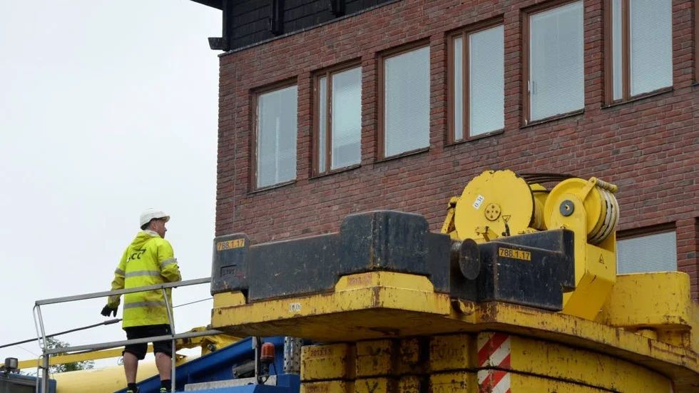 Kran. Tornet kommer delas upp i sex delar som man kommer lyfta ner med hjälp av en kran.