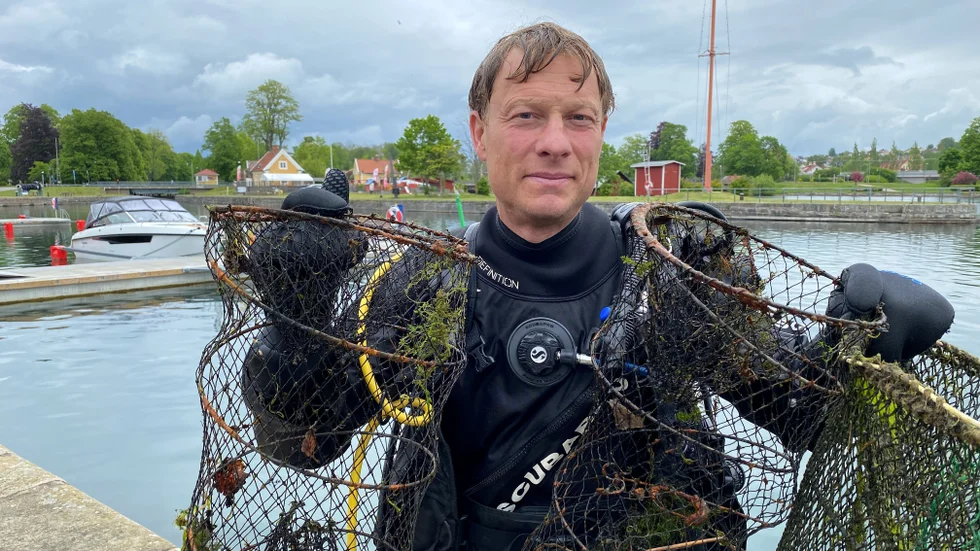 Fredrik Johansson och de andra hittade många gamla kräftburar på bottnen, något som utmärkte sig i Motala.