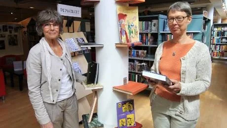 Lämnar över. Kerstin Danielson och Christina Remén. Bibliotekarierna med ansvar för skönlitteratur för vuxna respektive barn- och ungdomslitteratur på Almedalsbiblioteket går i pension och lämnar över till en ny generation.Foto: Rolf Jönsson