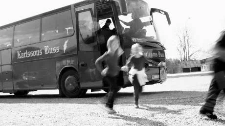 Billigare skolskjuts och färre skolor. Så måste skolan spara efter skattesänkarpolitiken.