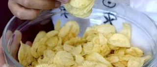 Svindyra chips i en brun liten påse