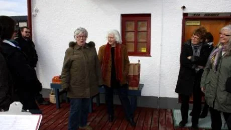Kerstin Kalström, husmor på Bergmangårdarna, och Elisabet Edlund från Högskolan på Gotland är två av de guider som medverkar under Bergmansafari på Fårö. Här berättar de utanför Bergmans biograf vid Dämba där de också tog hjälp av ytterligare två Fåröbor, Gunilla Bogren och Kerstin Blomberg.Foto: Bengt Valentinsson